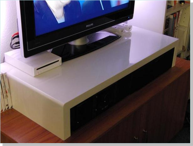 TV-Bank aus MDF-Platten, weiss lackiert & hochglanz poliert, mit abgerundeten Aussenkanten
